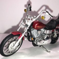 Motos a escala: 299- HARLEY-DAVIDSON MOTORCYCLES MOTO RED ROJA DIE-CAST 1:18 CUSTOM BIKE MAISTO