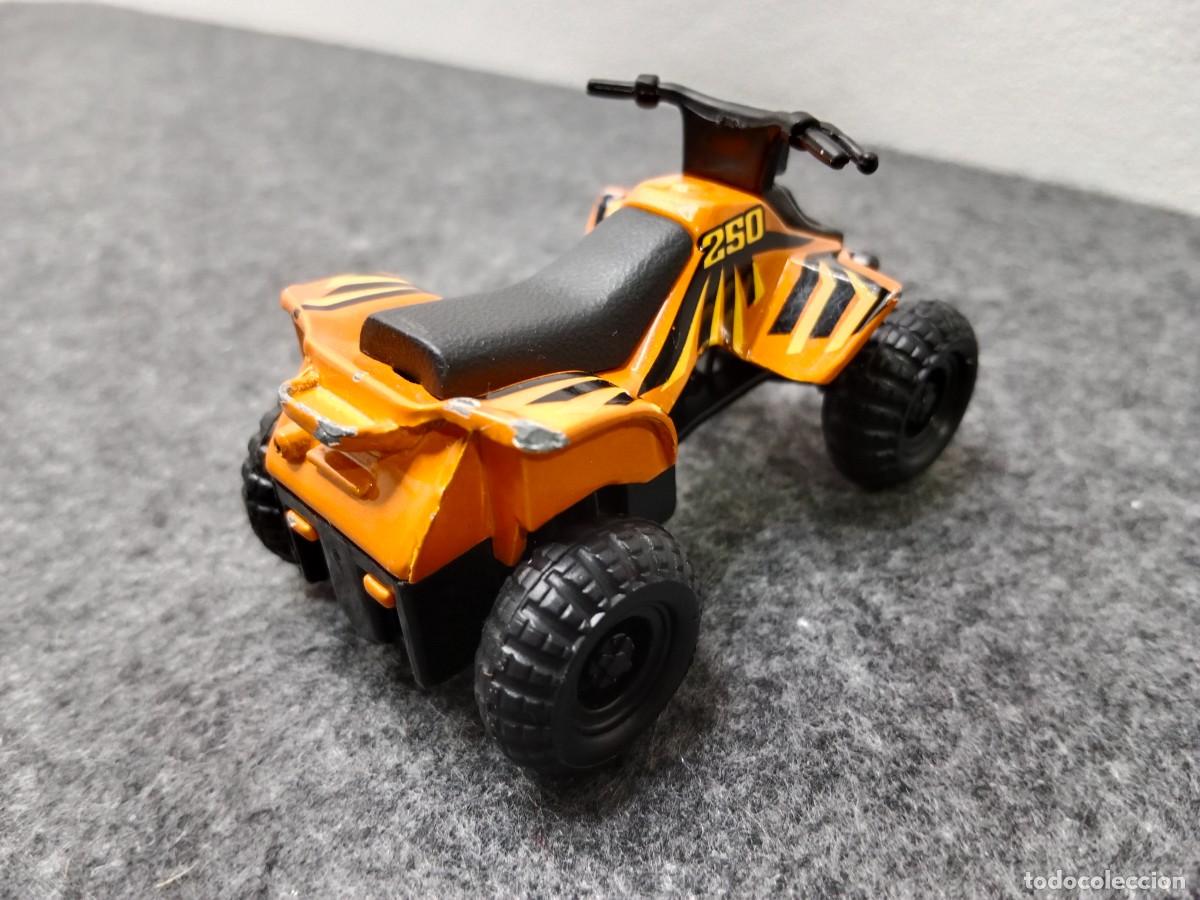 Motos a escala: Moto Quad 250 Maisto 7,5cm Pullback - Foto 2