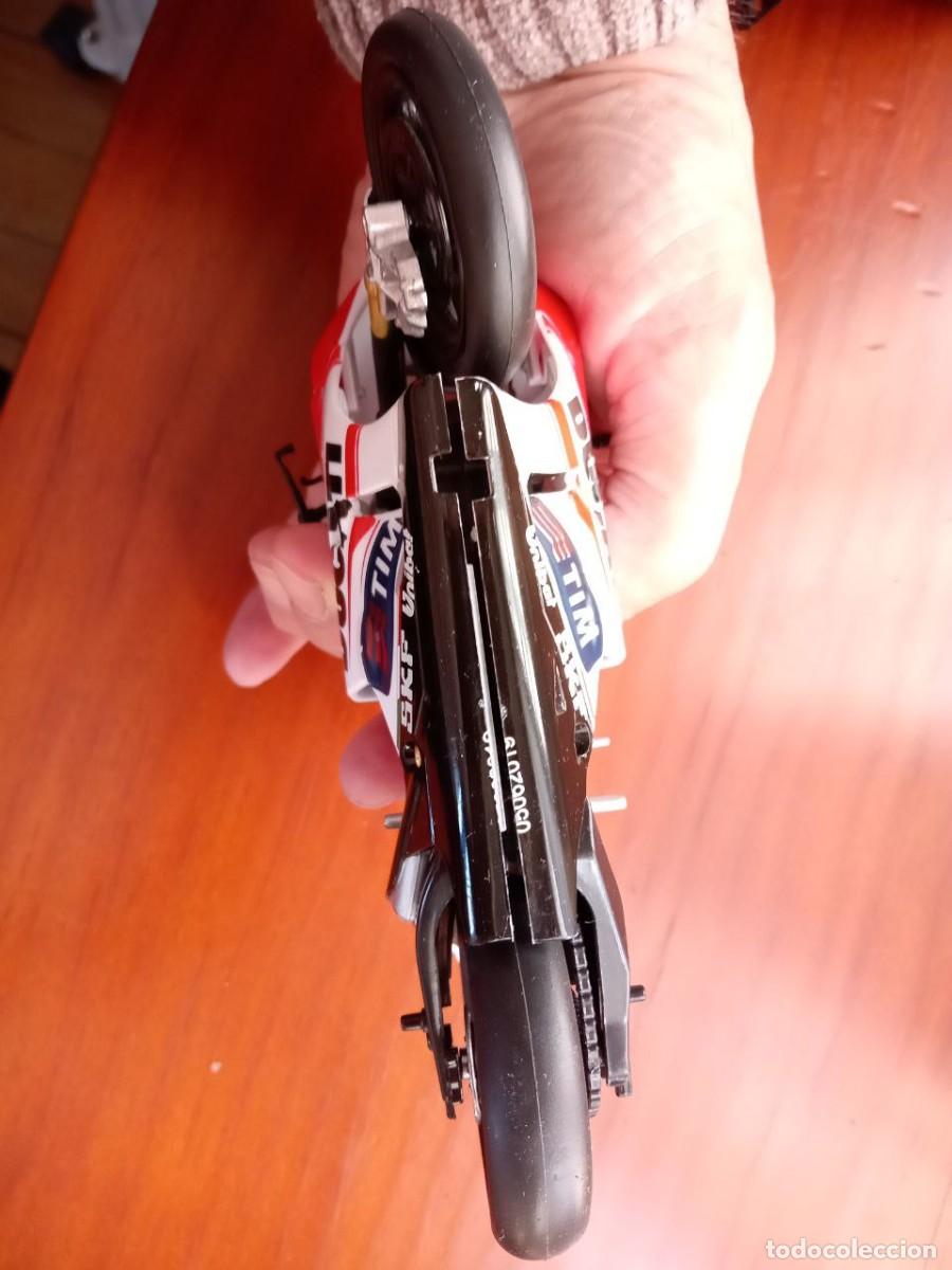 Motos a escala: MOTO GP DUCATI, TIM RIELLO 17 CM - Foto 7