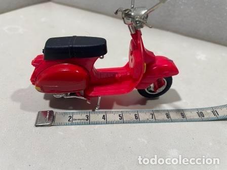 Motos a escala: VESPA ROJA - Modelo en PVC - Foto 1