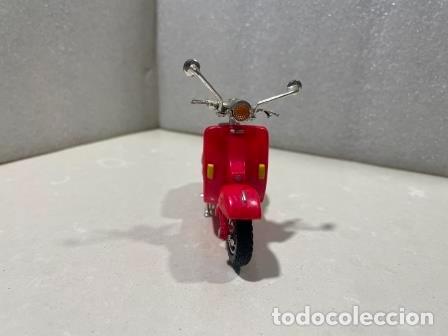 Motos a escala: VESPA ROJA - Modelo en PVC - Foto 3