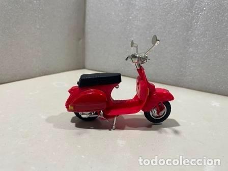 Motos a escala: VESPA ROJA - Modelo en PVC - Foto 4