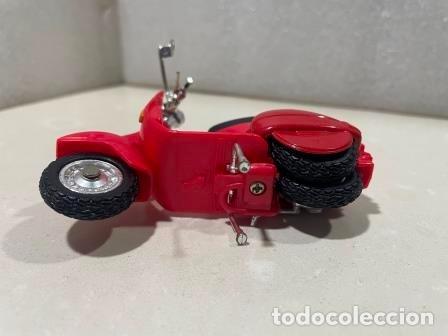 Motos a escala: VESPA ROJA - Modelo en PVC - Foto 6