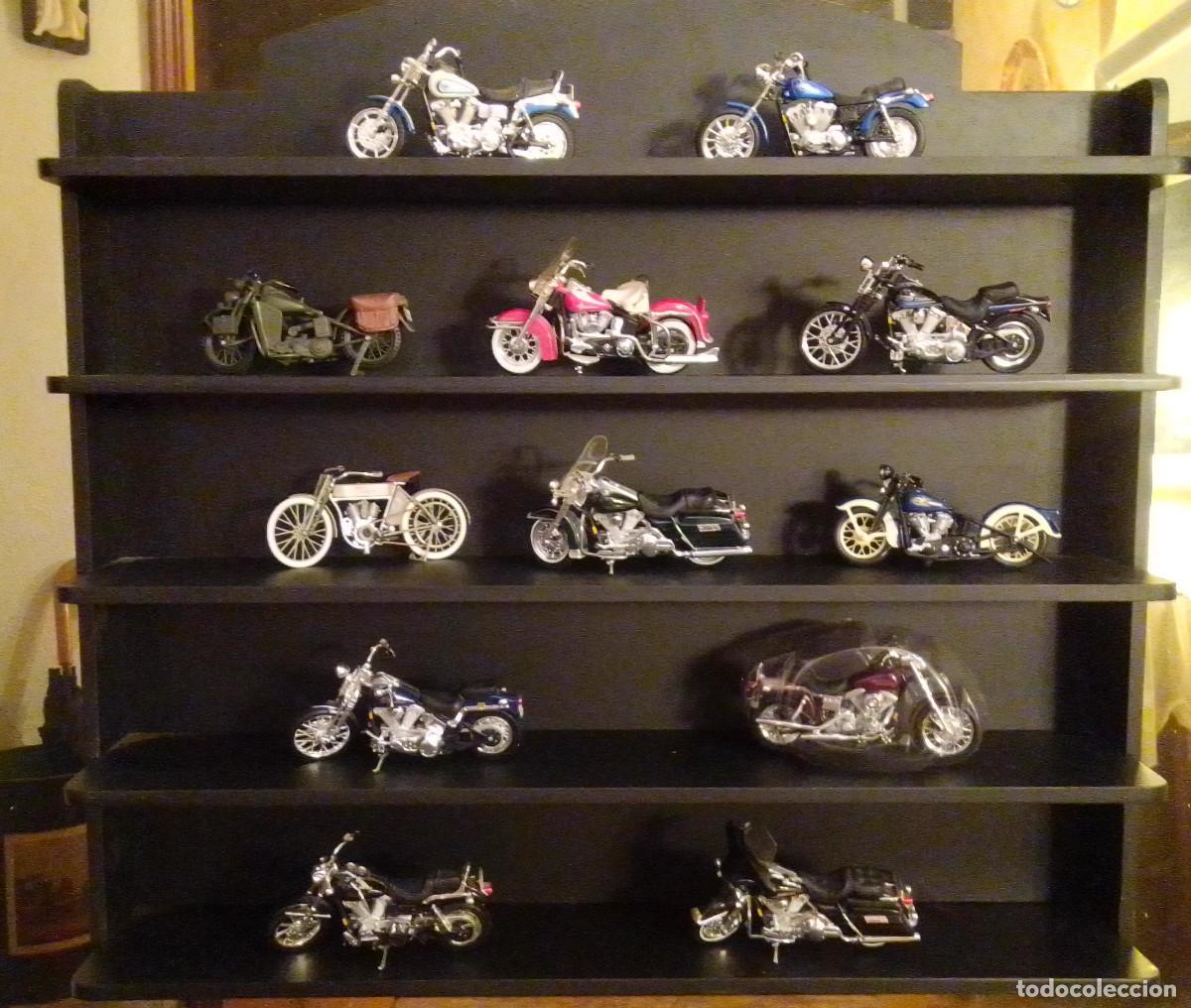 Motos in scale: coleccion 12 motos harley davidson nuevas a escala con libro posters y mueble madera.