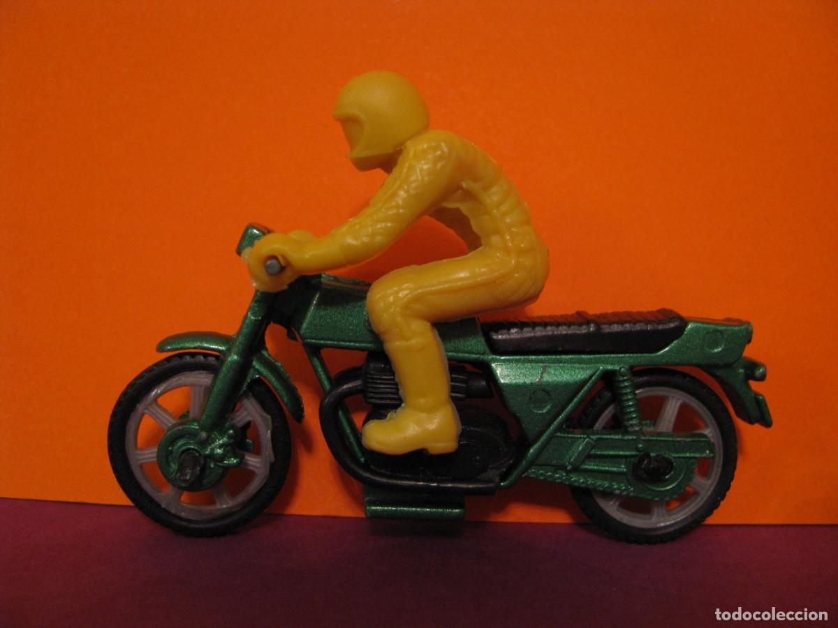 Motos a escala: MOTO CON PILOTO. 8X5 CM. APROX. CON DEFECTOS - Foto 1