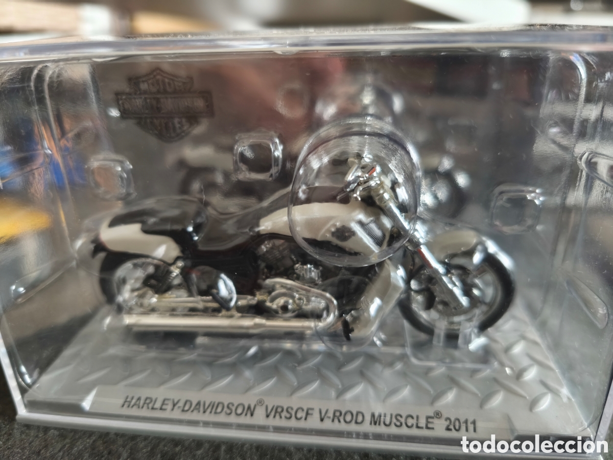 Motos in scale: maqueta a escala de coleccionista de la motocicleta Harley-Davidson VRSCF V-Rod Muscle 2011