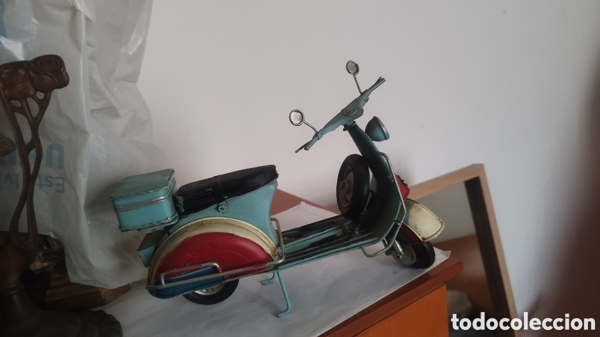 Motos a escala: Vespa de juguete en Chapa - Foto 2