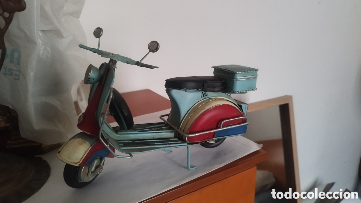 Motos a escala: Vespa de juguete en Chapa - Foto 1