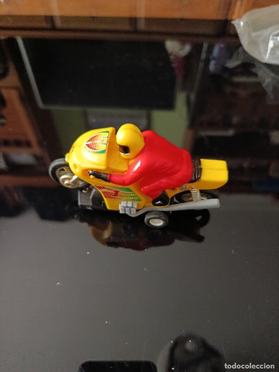 Motos a escala: Moto con motorista amarillo - Foto 1