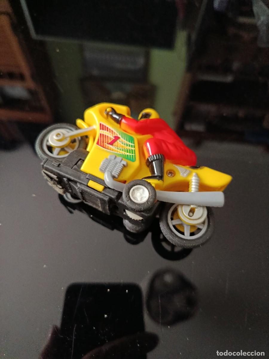 Motos a escala: Moto con motorista amarillo - Foto 2