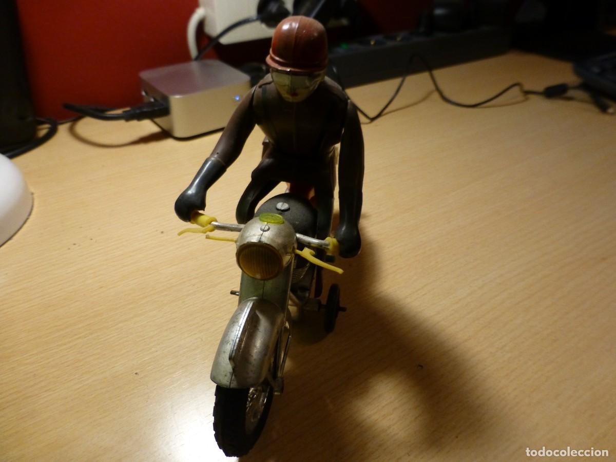 Motos a escala: MOTO SANCHIS IBI 142 con conductor