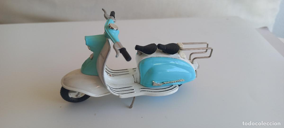 Motorcycle Models: Xonex LAMBRETTA SCOOTER. Moto miniatura.