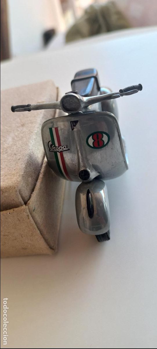 Motos a escala: Xonex Cleve OH Vespa plateada rally SCOOTER. Moto miniatura.
