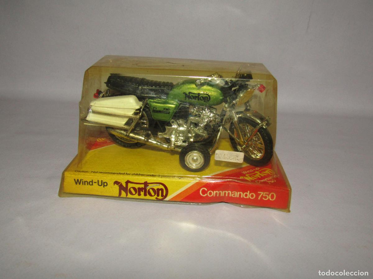 Motos a escala: Antigua NORTON COMMANDO 750 a Cuerda Serie MOTOR CICLE de PETREL TOYS Made in Hong Kong A&ntilde;o 1970-80s