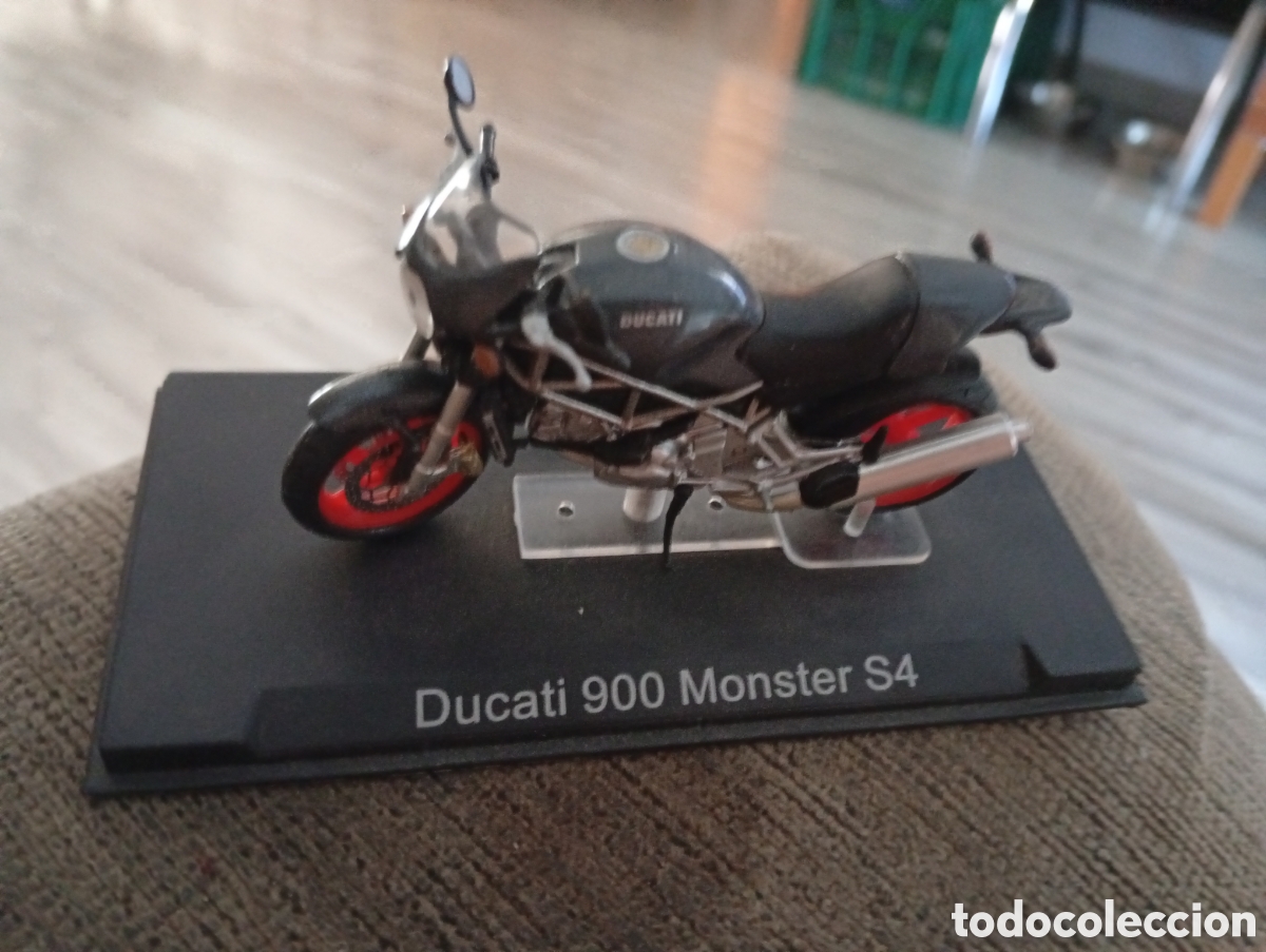 Motorradmodelle: Moto Ducati 900 Monster S 4