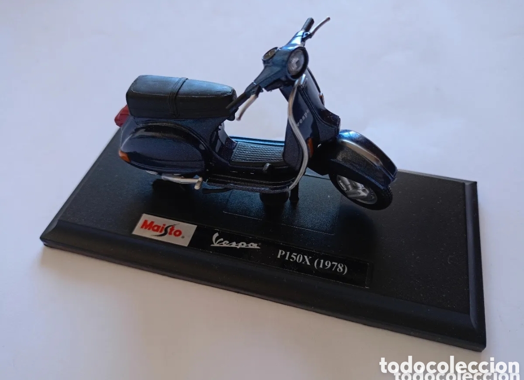 Motorradmodelle: Vespa P150X de 1978 en color azul, fabricado por Maisto.&nbsp;1:18