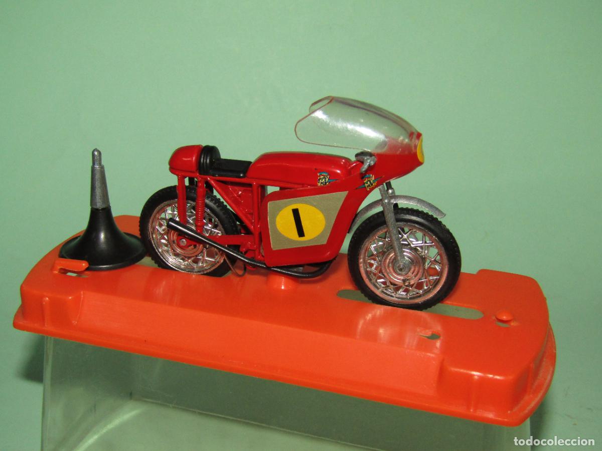 Motos a escala: Antigua Moto MV 350 cc. en Escala 1:24 de Gran Premio 3 Cilindros de GUILOY - A&ntilde;o 1980s.