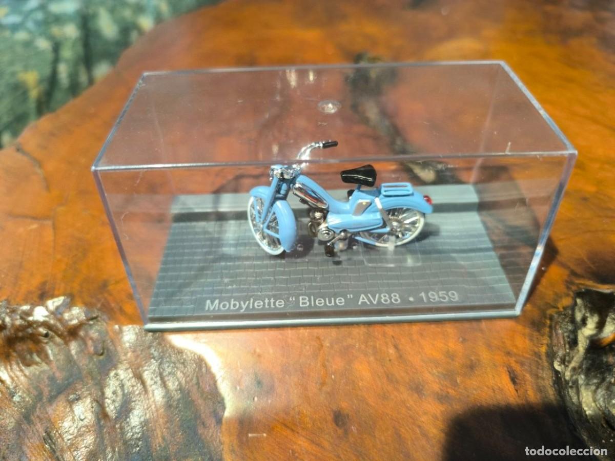 Motos a escala: MOTO MOTOCICLETA MOBYLETTE BLEUE AV88 1959. ESCALA 1/24. ALTAYA.