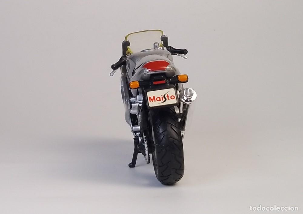 Motos a escala: Triumph Daytona 955i 2001 - Foto 5