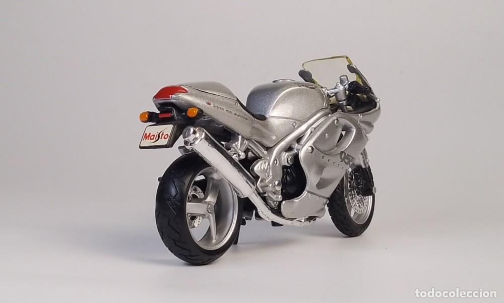Motos a escala: Triumph Daytona 955i 2001 - Foto 6