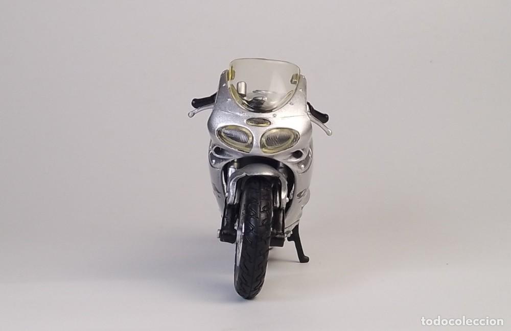 Motos a escala: Triumph Daytona 955i 2001 - Foto 9