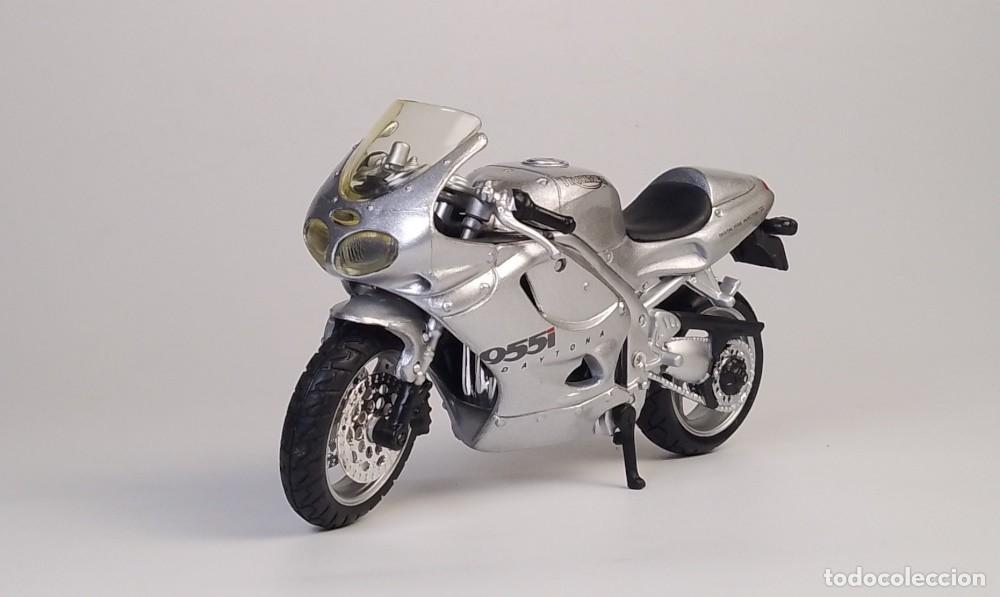 Motos a escala: Triumph Daytona 955i 2001 - Foto 2