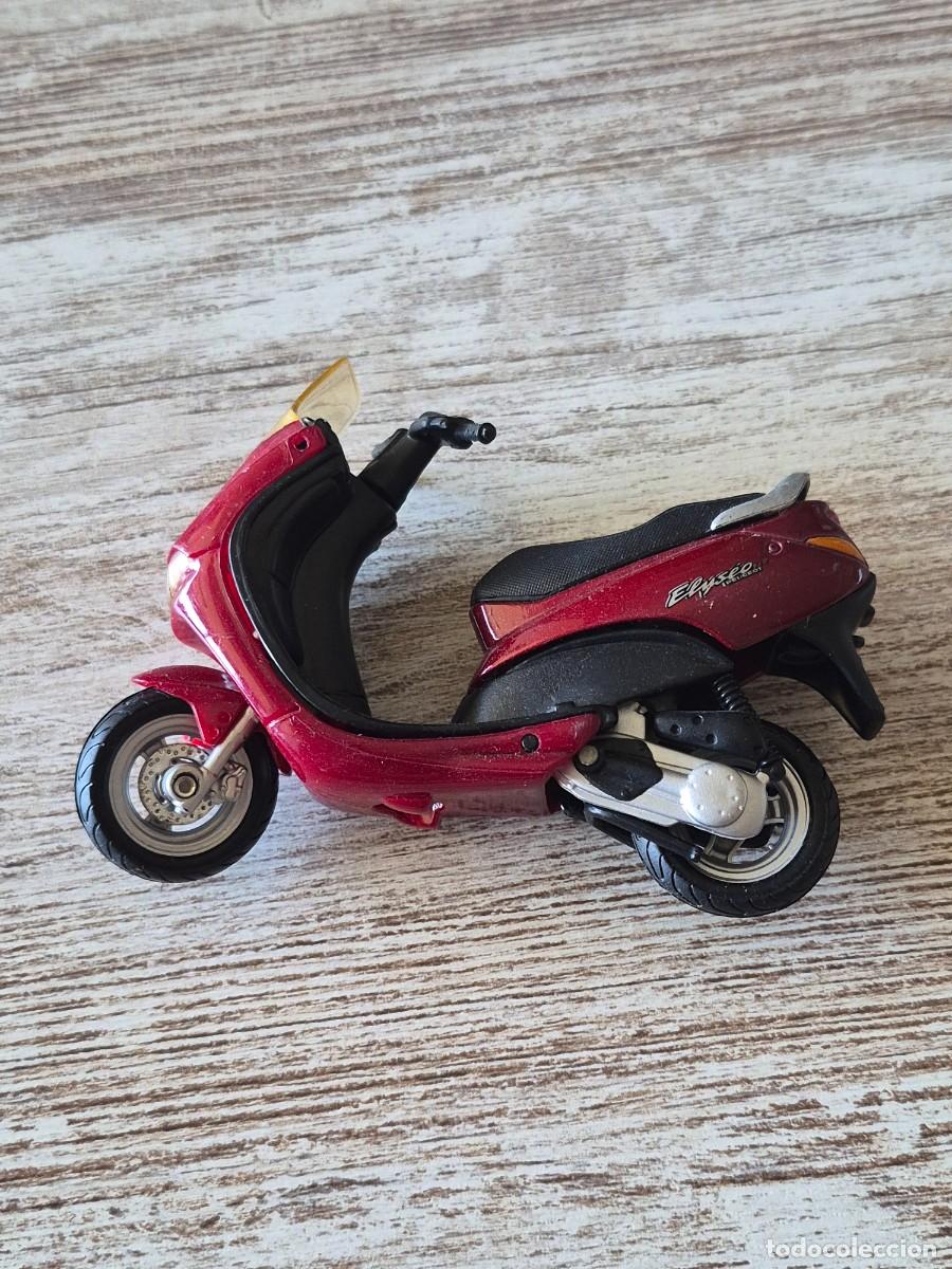 Motos in scale: Moto Peugeot Elyseo | Maisto Escala 1:18