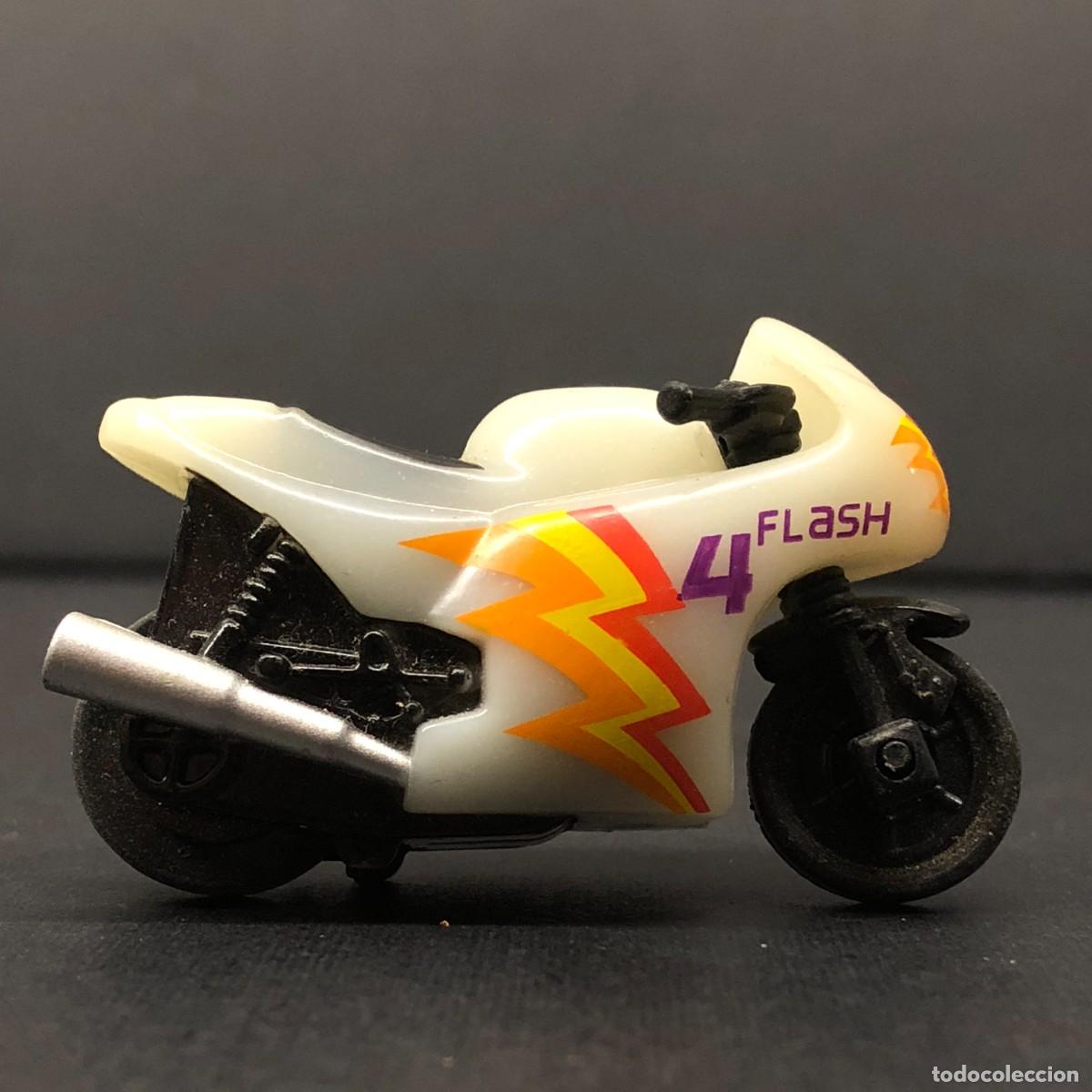 Motos a escala: MOTOCICLETA EN MINIATURA - LAS LOCAS MINIMOTOS - FLASH N&ordm; 4 - BRILLA EN OSCURIDAD - 2,5 X 5 CM / 124