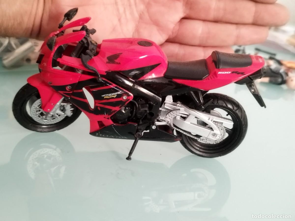Motos &agrave; l'&eacute;chelle: Moto juguete, motocicleta Honda CBR600R fabricado por New Ray, con un acabado en color rojo y negro.