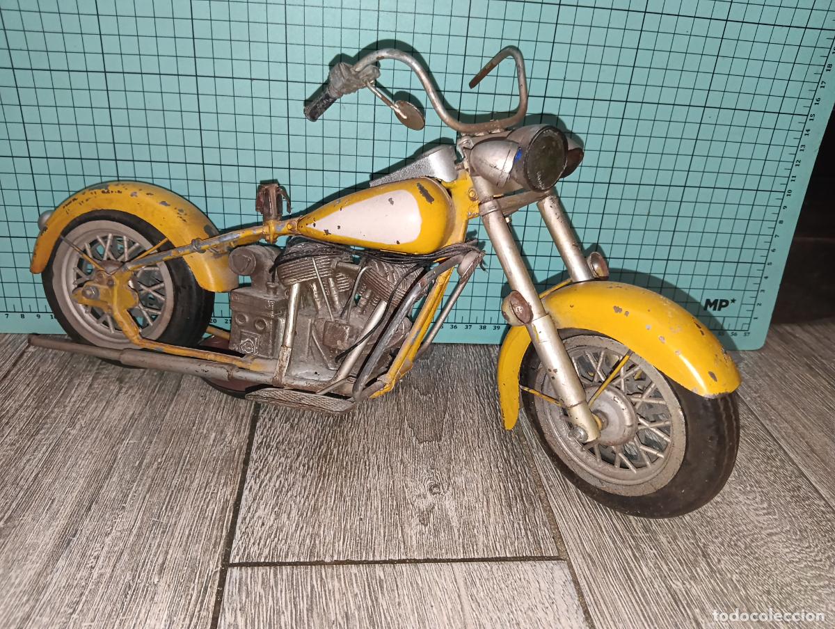 Motorcycle Models: Antigua Moto Harley Met&aacute;lica
