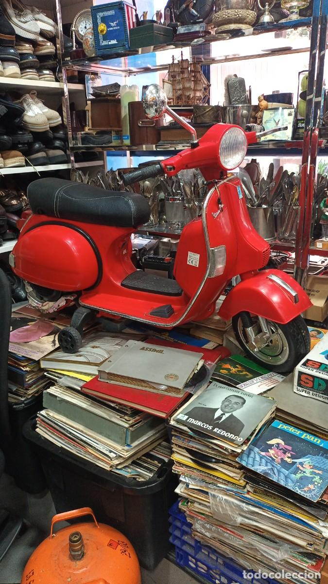 Motos a escala: MOTO INFANTIL VESPA EL&Eacute;CTRICA CON BATER&Iacute;A Y CARGADOR.