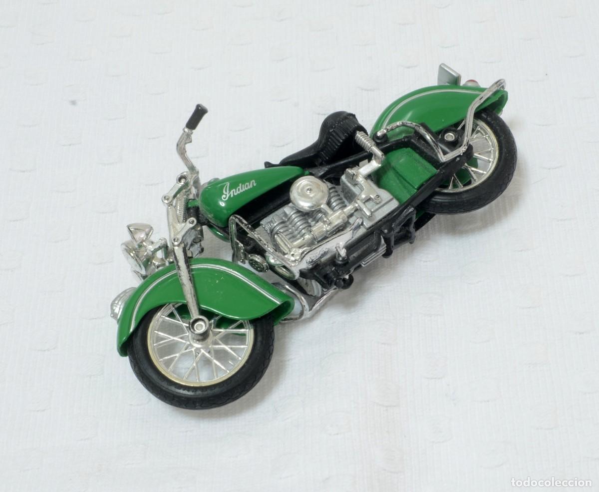 Motorcycle Models: Miniatura a escala 1:18 de la motocicleta Indian Four en color verde, fabricada por Maisto
