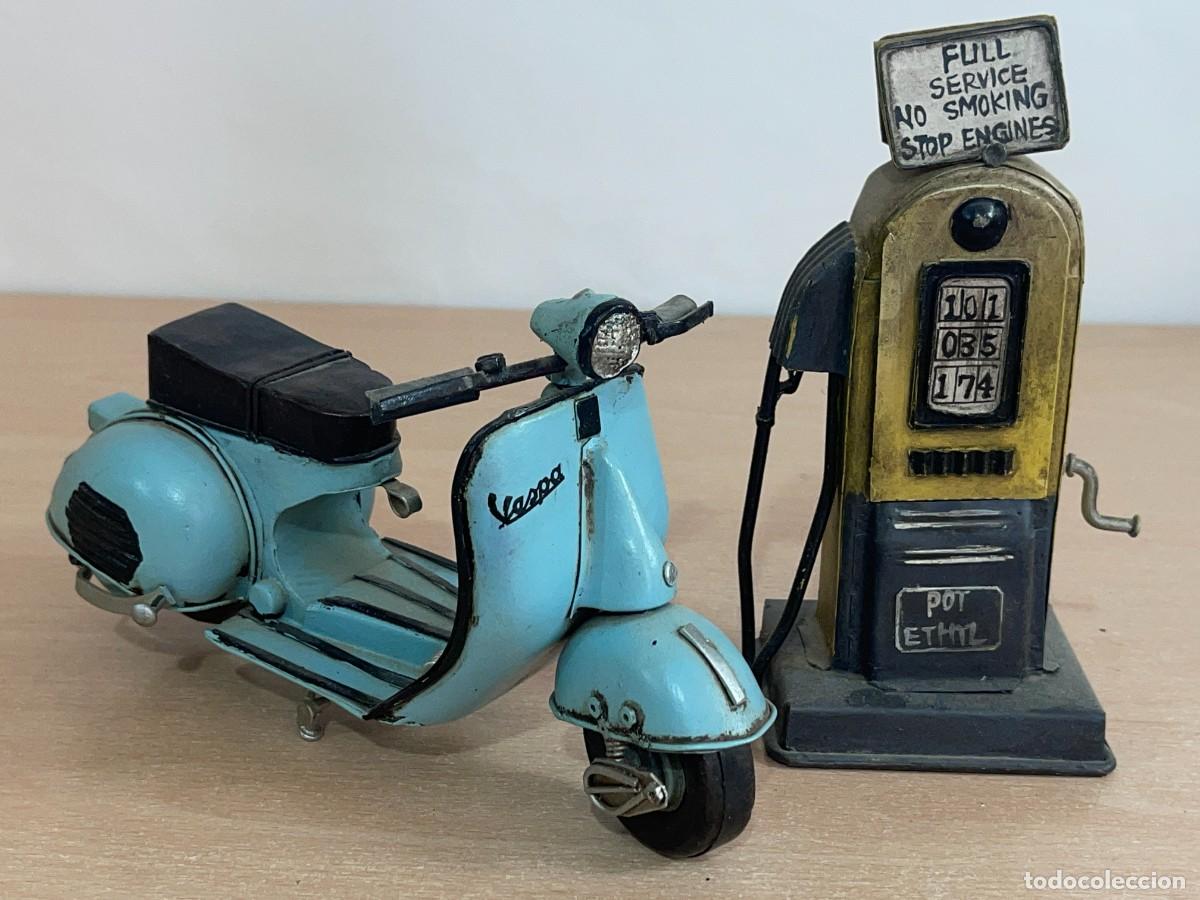 Motos a escala: Antigua moto VESPA tama&ntilde;o Madelman scooter Piaggio decorativa metal lambretta + Surtidor Gasolina