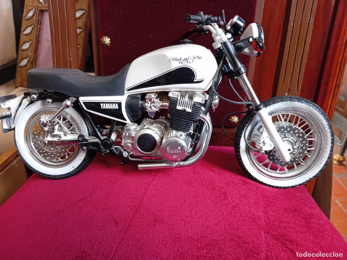 Motos a escala: Yamaha black and white, marca Guiloy made in Spain