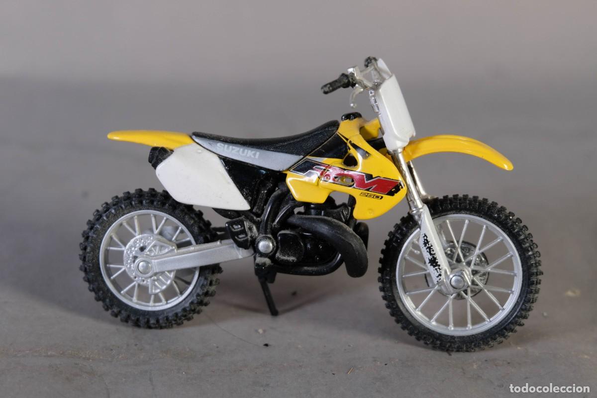 Motos a escala: R&eacute;plica moto SUZUKI Escala 1:18