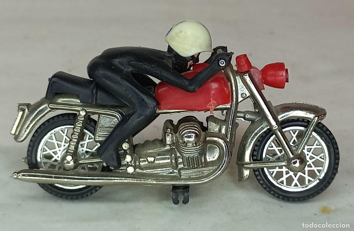 Motos a escala: ANTIGUA MOTO GUZZI ROJA CON MOTORISTA DE GUISVAL - A&Ntilde;OS 70