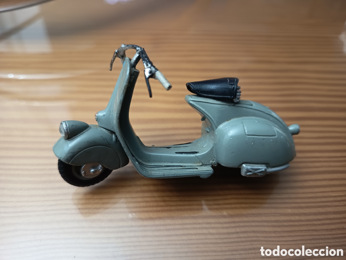 Motos a escala: Antigua vespa faro bajo en miniatura,buen estado