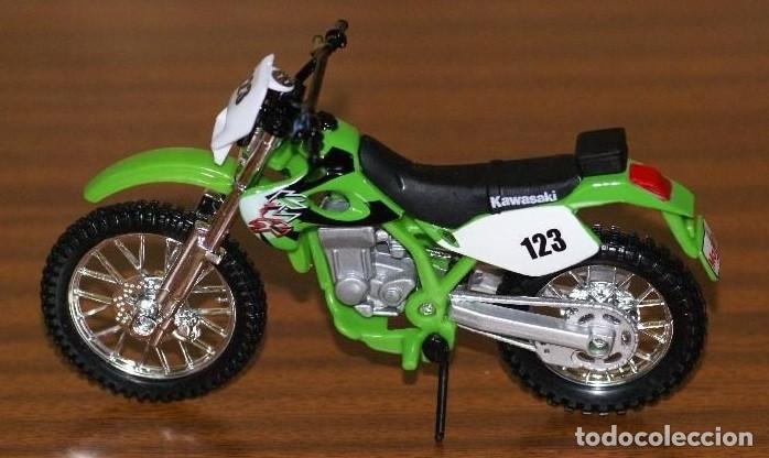 Motos a escala: MOTO MOTOCROS KAWASAKI ESCALA 1/18 DE MAISTO EN SU BLISTER