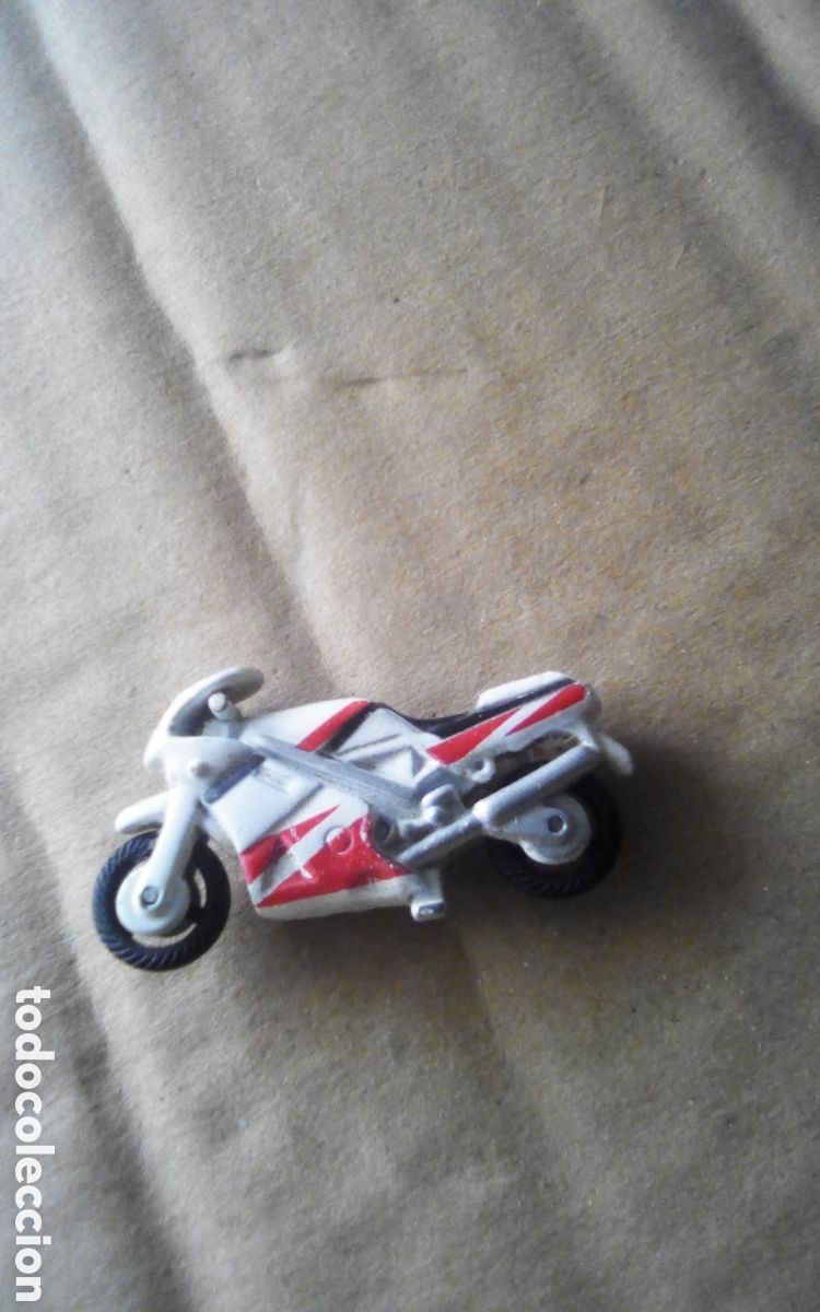 Motos a escala: Mini moto de metal. Mide 5 cm., usada, no pone fabricante.