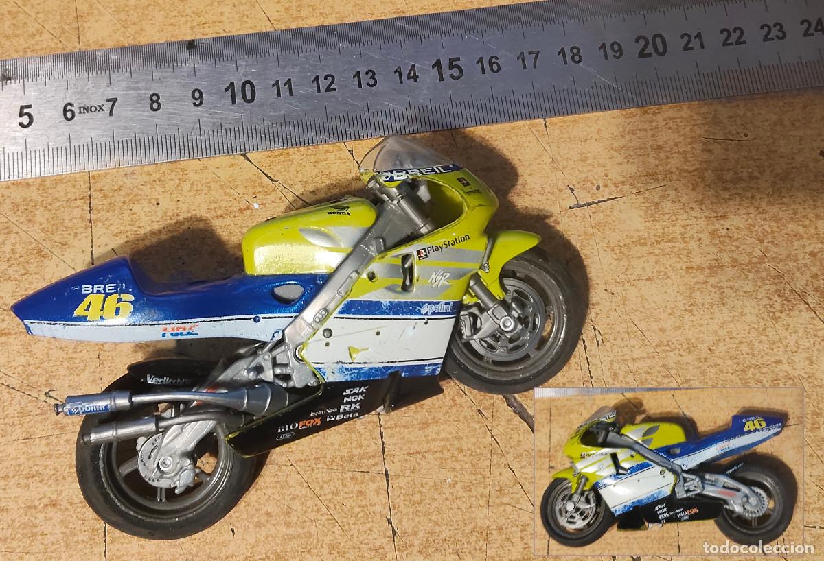 Motos a escala: Detallo quoto 1/18 Honda NSR 500 Valentino Rossi 2000 e viene sin peana de sujeci&oacute;n .