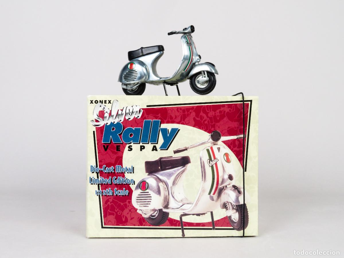 Motos a escala: Moto Vespa Silver Rally Xonex Collector Edition Escala 1/12 nueva con caja 1998