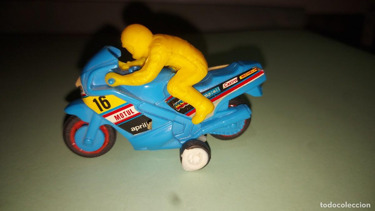 Motos a escala: Antigua moto de pl&aacute;stico - Foto 2