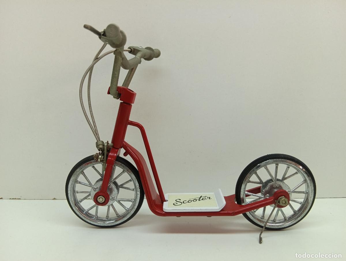 Motos a escala: Patinete Scooter a escala 1:10 en metal fundido - Color Rojo - Miniatura de colecci&oacute;n