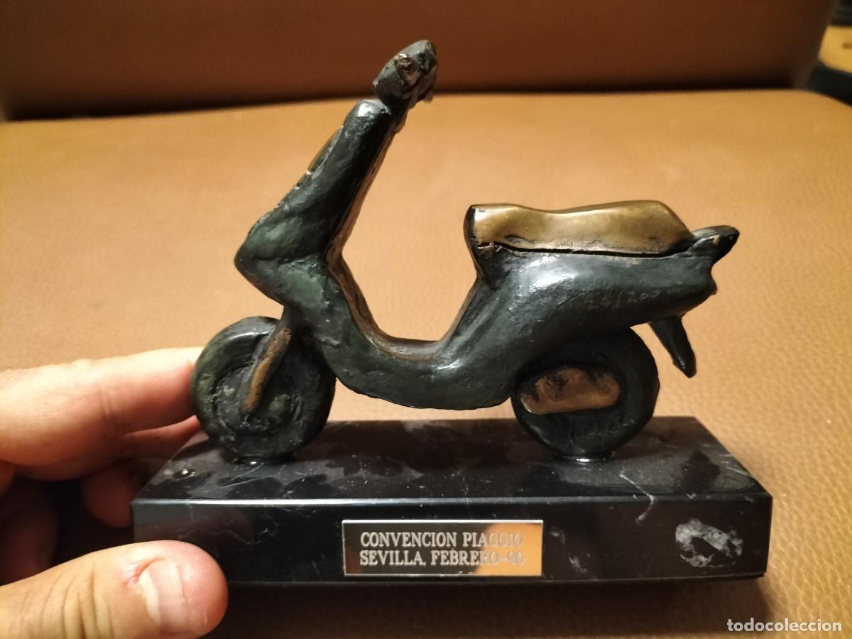 Motos: Escultura de ciclomotor Piaggio en bronce.CONVENCION PIAGGIO SEVILLA FEBRERO 1996