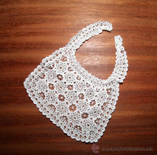 Mu&ntilde;eca espa&ntilde;ola clasica: Babero de beb&eacute; hecho a mano - Foto 1