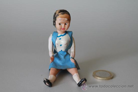 Mu&ntilde;eca espa&ntilde;ola clasica: Peque&ntilde;a mu&ntilde;eca, pl&aacute;stico, a&ntilde;os 60 - Foto 1