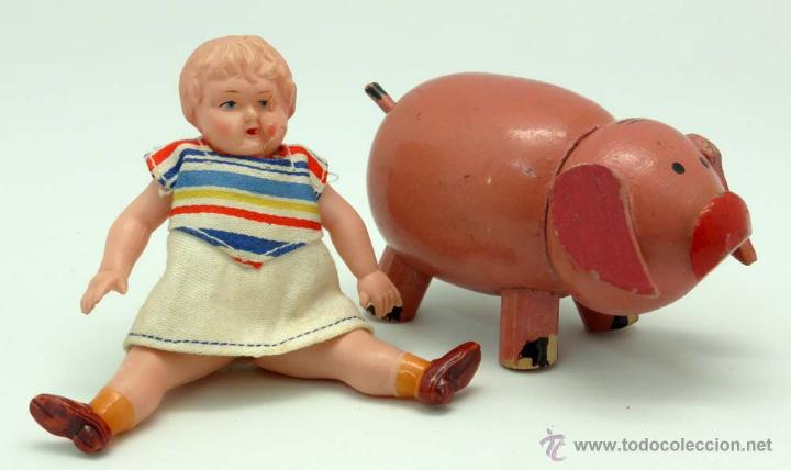 Mu&ntilde;eca espa&ntilde;ola clasica: Mu&ntilde;eca celuloide con defecto cara y cerdo madera falta una pata - Foto 1