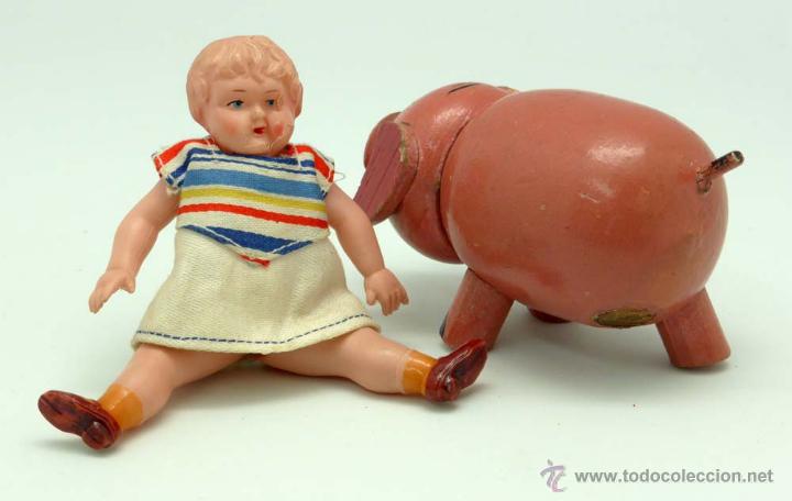 Mu&ntilde;eca espa&ntilde;ola clasica: Mu&ntilde;eca celuloide con defecto cara y cerdo madera falta una pata - Foto 2