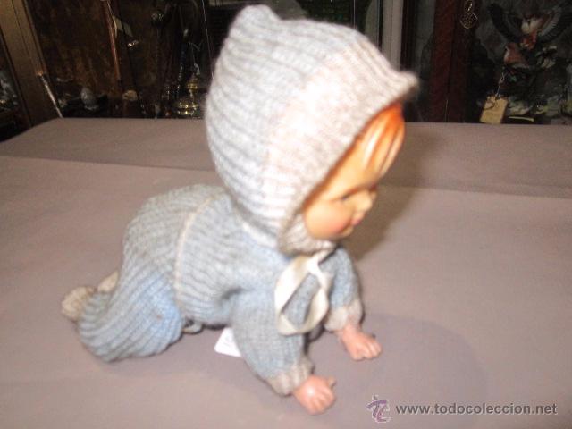 Mu&ntilde;eca espa&ntilde;ola clasica: Antiguo mu&ntilde;eco gateador de celuloide. No funciona. 13 x 13 cms. - Foto 1