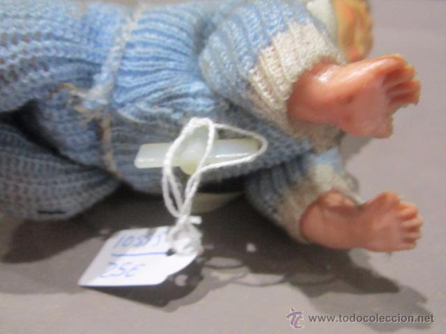 Mu&ntilde;eca espa&ntilde;ola clasica: Antiguo mu&ntilde;eco gateador de celuloide. No funciona. 13 x 13 cms. - Foto 4